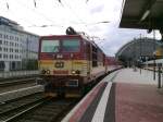 BR 371 015 9 macht sich aus dem Dresdner HBF auf den Weg nach Prag.
Dresden 24.08.10