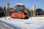 101 112 erreichte mit IC-Wagen als ICE-Ersatzzug Dresden Hbf und wird nun fr die Rckfahrt ans andere Ende des Zuges umgesetzt; 04.12.2010