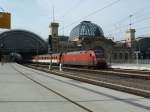 BR 101 124 grade angekommen mit ihrem IC aus Stralsund im Dresdner Hauptbahnhof.