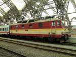 371 001 hat soeben den Eurocity aus Budapest gebracht. Seine Fahrt geht weiter nach Hamburg, die Zuglok wird jedoch gewechselt. Dresden Hauptbahnhof 04.Juni 2011