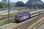 RE 421 392-2 mit einem Sonderzug nach Basel kurz nach der Ausfahrt aus Dresden Hauptbahnhof, 05.06.2011