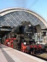 52 8177 steht im Dresdner Hauptbahnhof.