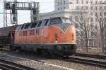 BEG 221 135 fährt am 07.03.2012 mit einen kurzen Güterzug am Haken durch den Dresdener Hauptbahnhof.