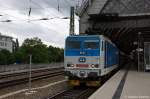 371 002-7  Jo¸in  mit dem EC 171  Hungaria  von Berlin Hbf (tief) nach Budapest-Keleti pu im Dresdner Hbf.