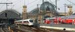 Eine Weiwurscht ET411 als ICE1555 Frankfurt/M - Dresden bei der Ausfahrt Dresden Hbf Sdhalle auf dem Weg nach Reick in die Abstellung, 3.2.012. Rechts eine abgestellte S-Bahn-Garnitur.