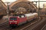 120 138 verlsst mit der Rheingold-Garnitur den Dresdner Hbf in Richtung Dresden-Altstadt. 29.12.2012