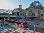 . Lange Schatten - Bereits am frhen Nachmittag des 28.12.2012 erhellte die Wintersonne nur noch stellenweise den Dresdner Hauptbahnhof und die davor wartende Straenbahn. (Jeanny)