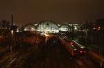 Blick ber einen sehr ruhigen Dresdner Hbf am Abend; die in der Abstellanlage zu sehenden Fahrzeuge der Baureihe 612 werden in den nchsten Jahren fast vollstndig aus Elbflorenz verschwinden, die Flachmnner (A)By(z) und Steuerwagen BA482 auf der RE18 nach Cottbus sind es schon; Dresden Hbf, 18.12.2012.