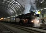 03 2204 mit dem Sonderzug des Lausitzer Dampflokclub (LDC) weilte anlsslich des Dresdner Striezelmarktes in Dresden und steht am Abend des 02.12.2006 im Hauptbahnhof zur Rckfahrt nach Cottbus.