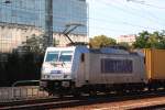 Die 386 012-9 vor einem Containerzug beim passieren des Dresdener HBF am 26.08.2015.