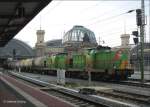 Whrend der Bauarbeiten am Hauptbahnhof fahren alle Gterzge durch die Halle; hier ein Kesselwagenzug gezogen von Doppeltraktion zweier ex DR V100: 293.01 und 293.02 von ITL - Dresden, 07.03.2007  