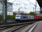 Metrans 386 018 mit einen Containerzug am Haken fährt am 29.04.2016 durch den Dresdener Hauptbahnhof.