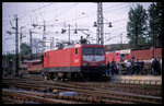 112021 am 18.5.1996 im HBF Dresden. Man beachte die noch an der Führerstandstür vorhandene große Loknummer, wie es die Lokomotiven der ersten DR Serie trugen. 