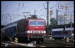 143327 fährt am 18.5.1996 um 10.21 Uhr mit einem Dosto aus Norden kommend in den HBF Dresden ein.