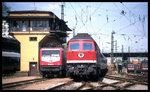 234166 fährt neben 112102 am ehemaligen Stellwerk am 18.05.1996 um 10.58 Uhr mit einem Regionalzug in den HBF Dresden ein.