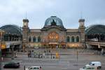 Blick auf das Empfangsgebäude des Dresdner Hbf an der B 170.