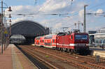 143 250 verlässt mit einer Verstärker-S1 nach Pirna am 30.09.25 den Dresdner Hbf.