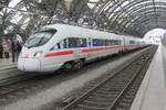 ein abfahrbarbereiter ICE mit führenden 411 056 nach Frankfurt/M in Dresden Hbf auf Gleis 3 im März 2026.