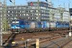 Ein Vectron mit traditionsbewu�ter Werbung von Jan Perner f�hrt im April 2026 durch Dresden Hauptbahnhof und nimmt noch zwei weitere Lokomotiven vom gleichen Verein mit.