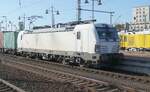 Durchfahrender Containerzug mit der f�hrenden 193 617 von ITL durch Dresden Hauptbahnhof im Mai 2026