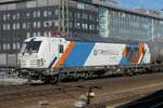 Durchfahrt eines G�terzuges mit der stimmungsvoll beklebten Vectron Dual Mode 248 018 durch Dresden Hauptbahnhof im Juni 2026