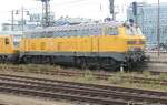 Gleisme�zug mit der 218 477, hergestellt 1977 von KM, Fabriknummer 19792, abgestellt in Dresden Hauptbahnhof im Juni 2026