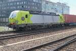 Die 193 402 von ATLU bespannt einen Containerzug Richtung Tschechien bei der Durchfahrt durch Dresden Hauptbahnhof im Juni 2026