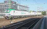 Lokzug von Captrain bei der Durchfahrt durch Dresden Hbf im Juni 2026 mit der farblich anders folierten 193 892 am Schlu�