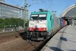 G�terzug mit der f�hrenden 186 131 von Captrain Polska im Juni 2026 bei der Durchfahrt durch Dresden Hauptbahnhof auf den D-Zug-Gleisen.