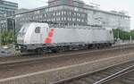 Solo durch den Dresdner Hauptbahnhof fahrende TRAXX Ms2e mit der Nummer 186 360 von AKIEM im Juni 2026