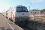Abgestellter Zug der Netz-Instandhaltung mit der von DB Infra angemieteten 218 497 in Dresden Hauptbahnhof im Juni 2026 morgens.