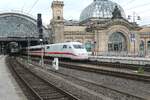 Abfahrbereiter Zug mit dem schiebenden 401 583 in Dresden Hauptbahnhof im Juni 2026