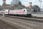 angekommener IC2 von Rostock, zu erkennen an der TRAXX 3 147.565 in Dresden Hauptbahnhof auf Gleis 3 im Juni 2026