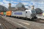 Ein offensichtlich auf den G�terzuggleisen nicht zu gebrauchender Containerzug mit der f�hrenden 383 426 von Metrans durch Dresden Hbf S�dhalle Richtung Tschechien im Juli 2026