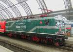 eine kleine S1 mit der schiebenden 143 841 vom DB Mietpool (hergestellt von LEW 1988 unter der Fabriknummer 20291 f�r Leipzig West) steht im Juli 2026 in Dresden Hbf auf Gleis 2