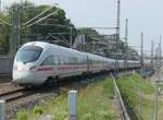 Einfahrender ICT mit nicht zu identifizierenden Spitzen-Fahrzeug Ende Juli 2026 in Dresden Hbf.