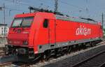 Die frisch gespritzte 185 588 von AKIEM steht im August 2026 abgestellt in Dresden Hbf