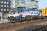 Lok von Rai Pool mit Werbung f�r Metrans: durchfahrender G�terzug Richtung Tschechien mit der f�hrenden 186 534 im August 2026 in Dresden Hbf. 