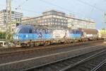Es gibt sich die Ehre: Franti�ek Kři��k mitsamt dem von ihm geschaffenen M 400.001 der Lokalbahn T�bor–Bechyně auf der Vectron MS 383 016 von ČD Cargo in Dresden Hbf im August