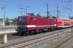 Einfahrende kleine S-Bahn mit der 143 250 in originaler Lackierung im August 2026. Die Lok zeigt uns ihre Seite, die verr�t, woher sie kommt, n�mlich dem Mietpool.