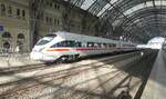 Bereitstehender ICE nach Frankfurt/Main oder sonstwohin mit einem ICE/T mit dem hinten stehenden 411 565 im September 2026 