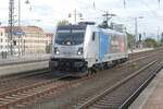 Solo durch Dresden Hauptbahnhof durchfahrende TRAXX3 von RailPool im Oktober 2026 vor den Nachbauten der ehemaligen RbD Dresden.