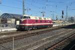Ehemalige Regierungszuglok der DDR 118 052 bei der Durchfahrt durch Dresden Hauptbahnhof im Oktober 2026. Das letzte Mal, als ich die Lok voriges Jahr gesehen hatte, besa� sie  viereckige R�der , inzwischen hat sie immer noch Flachstellen, oder schon wieder? 