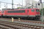 155 249 von LDK mitsamt einer ehemaligen DB 120.1 auf �berf�hrungsfahrt in Dresden Hauptbahnhof vor dem Geb�ude der HTW Dresden im Oktober 2026. Es ist doch sch�n, auf der Ostseite auch ab und mal interessante Fahrzeuge zu sehen. Bis jetzt herrscht die Unsitte, solche Maschinen in Masse auf unzug�nglichem Gel�nde an der Br�ckenbaustelle Kreuzungsbauwerk abzustellen.