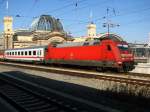 101 035-4 brachte einen EC nach Dresden er wird von einer 371 bernommen.12.10.08.
