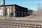 Ein  Überbleibsel  aus früheren Zeiten: ein LokschuppeN mit vier Toren und ein Wasserkran, aufgenommen am 20.03.2019 gegenüber dem Bf.