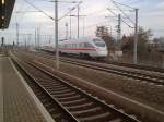 HIer wieder ein ICE der grade aus dem Abstellbahnhof Reick fhrt in Richtung Hauptbahnhof Dresden , um da seinen Dienst aufzunehmen.30.03.10
