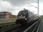 ES 64 U2-036 mit EC 174 nach Hamburg-Altona bei der Durchfahrt in Dresden-Friedrichstadt. (25.04.2011)