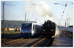 Begegnung zwischen Regiosprinter der DKB und der Dampflok Emil Mayrisch 2 am 3.10.1996 im Bahnhof Düren.