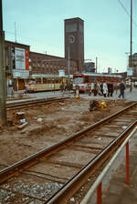 Der Düsseldorfer Hauptbahnhof mit seiner Straßenbahn, eine einzige Baustelle (1983)